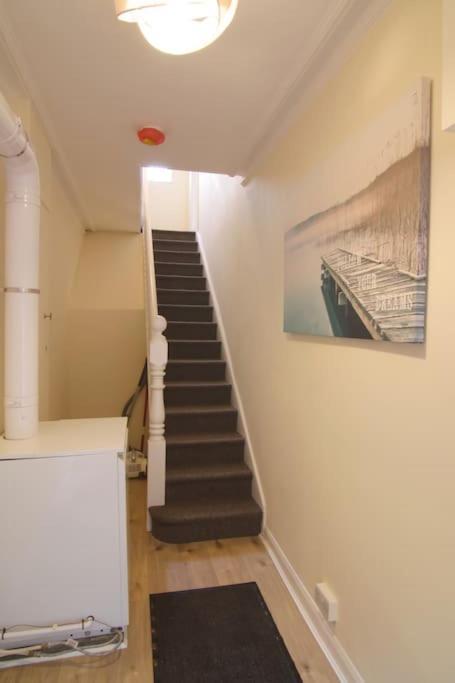 Newly Refurbished Village Flat *